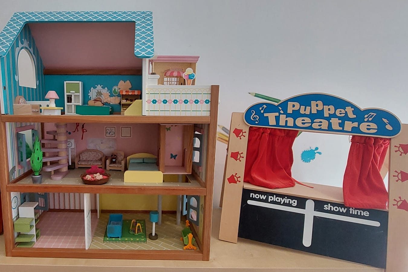 Houten poppenhuis en poppentheater in de speelhoek